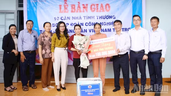 Công ty Nhôm Đắk Nông-TKV phối hợp chính quyền địa phương hỗ trợ xây dựng nhà ở cho hộ nghèo vùng dự án.