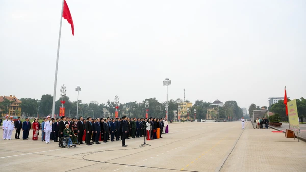 Đoàn đại biểu Bí thư Chi bộ xuất sắc toàn quốc báo công dâng Bác.