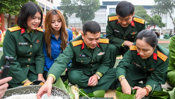 Chỉ huy Lữ đoàn 144 cùng các đại biểu tham gia gói bánh cùng cán bộ, chiến sĩ.