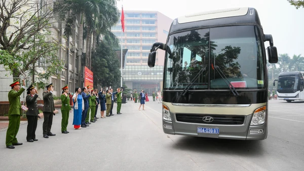 [Ảnh] Ấm áp "Chuyến xe về quê ăn Tết" Xuân Bính Ngọ tại Học viện Cảnh sát Nhân dân