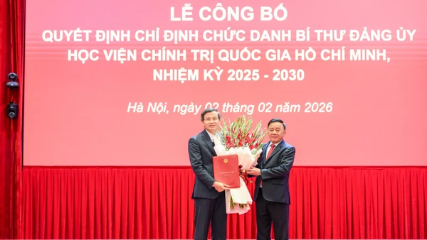 Thường trực Ban Bí thư Trần Cẩm Tú trao Quyết định và tặng hoa chúc mừng đồng chí Đoàn Minh Huấn.