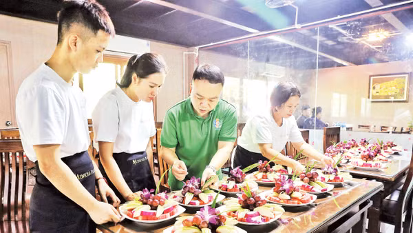 Lớp học về nghiệp vụ du lịch cho học sinh trường nghề tại Tây Nguyên. 