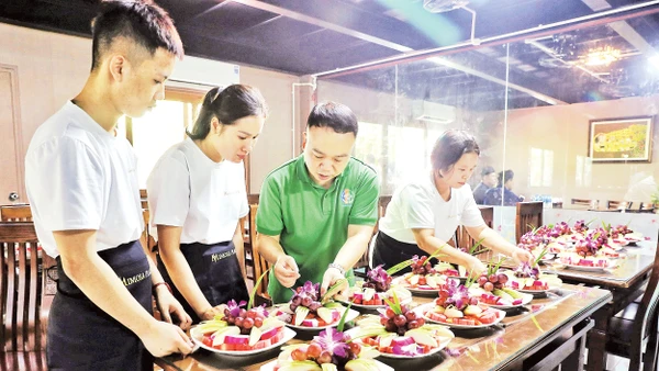 Lớp học về nghiệp vụ du lịch cho học sinh trường nghề tại Tây Nguyên. 