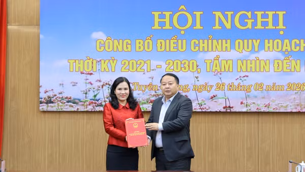 Đồng chí Chủ tịch UBND tỉnh Tuyên Quang Phan Huy Ngọc trao Quyết định phê duyệt Điều chỉnh Quy hoạch tỉnh cho lãnh đạo Sở Tài chính.