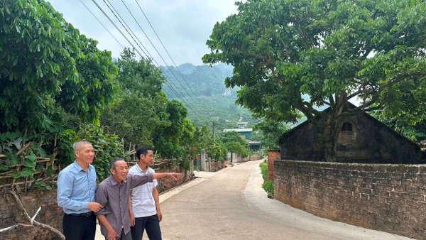 Nhờ bà con trong bản hiến đất, con đường nội bản Thái Hưng đã được mở rộng. Ảnh: CHÂU LINH 