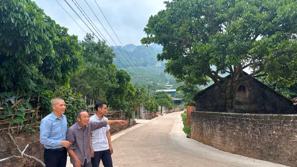 Nhờ bà con trong bản hiến đất, con đường nội bản Thái Hưng đã được mở rộng. Ảnh: CHÂU LINH 