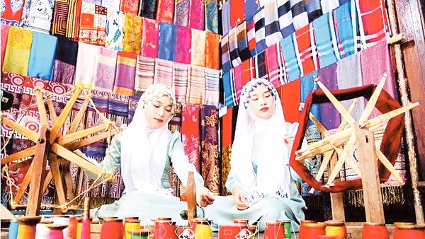 Không gian đa sắc mầu tại cơ sở dệt thổ cẩm Mohamad thu hút giới trẻ đến tham quan, trải nghiệm. Ảnh: TTXVN 