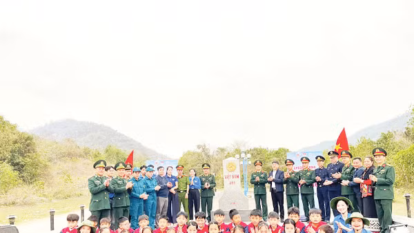 Hoạt động ý nghĩa của cán bộ, chiến sĩ và nhân dân Mường Lát hưởng ứng Tháng Thanh niên. 