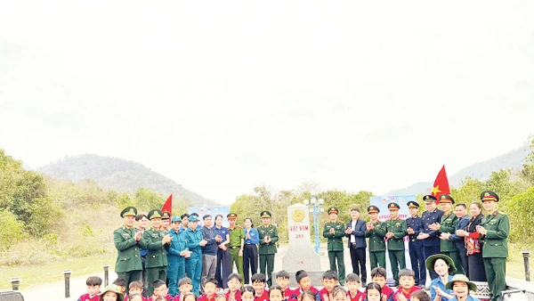 Hoạt động ý nghĩa của cán bộ, chiến sĩ và nhân dân Mường Lát hưởng ứng Tháng Thanh niên. 