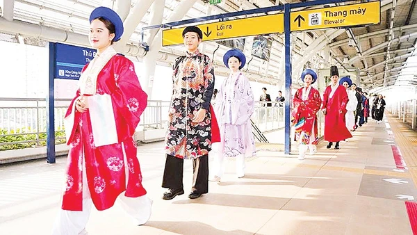 Trình diễn áo dài tại Lễ hội Áo dài thành phố năm 2025. 