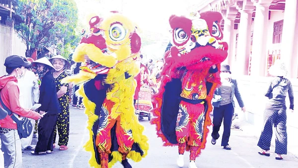 Múa lân, diễu hành tạo không khí sôi động trong phần hội. Ảnh: Hà Lan