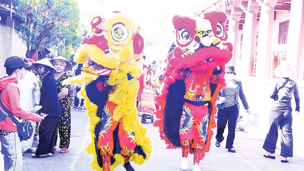 Múa lân, diễu hành tạo không khí sôi động trong phần hội. Ảnh: Hà Lan