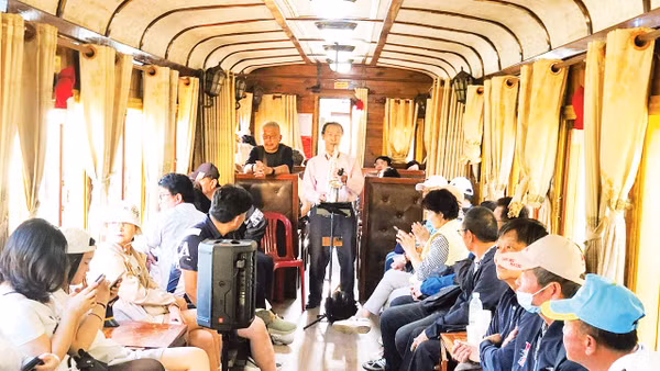 Biểu diễn văn nghệ phục vụ hành khách trên chuyến tàu Đà Lạt- Trại Mát.