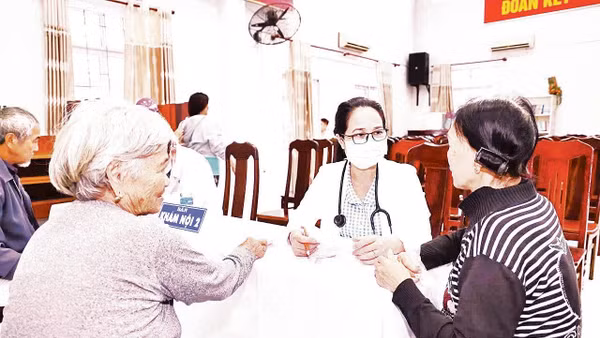 Các trạm y tế xã, phường bảo đảm bao phủ hoạt động chăm sóc sức khỏe ban đầu đến các địa bàn dân cư. 