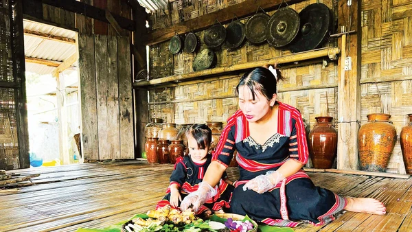 Y Tuấn (chủ nhân Y Tuấn homestay) chuẩn bị các món ăn đậm bản sắc núi rừng cho du khách.