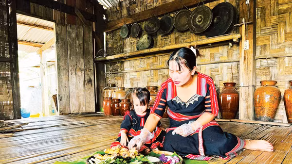 Y Tuấn (chủ nhân Y Tuấn homestay) chuẩn bị các món ăn đậm bản sắc núi rừng cho du khách.