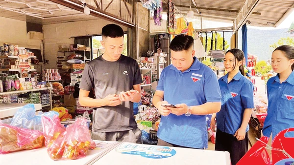 Thanh niên luôn là lực lượng nòng cốt tham gia thúc đẩy dịch vụ hành chính công đến với người dân.