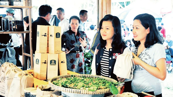 Lâm Đồng giới thiệu các loại cà phê tại hội chợ hàng nông sản. Ảnh: Hải Nam