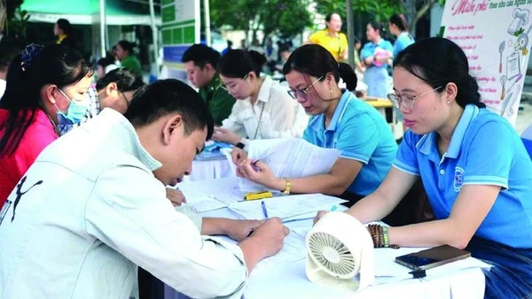 Người lao động được tư vấn, giới thiệu việc làm hoàn toàn miễn phí với nhiều cơ hội tuyển dụng tại ngày hội.