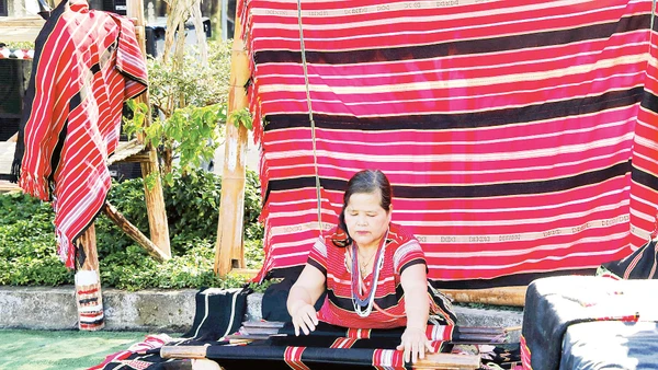 Nghệ nhân Y Ấp miệt mài với hành trình giữ nghề dệt truyền thống Giẻ Triêng. Ảnh: Khiếu Minh 