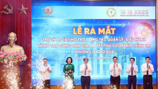 Phó Chủ tịch UBND thành phố Hà Nội Trương Việt Dũng và lãnh đạo sở, ngành, phường Ô Chợ Dừa tại lễ ra mắt Trợ lý ảo AI.