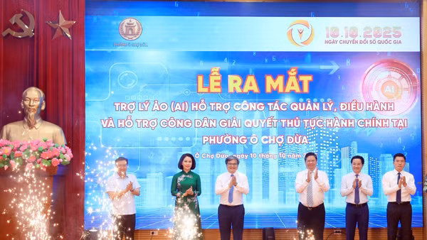 Phó Chủ tịch UBND thành phố Hà Nội Trương Việt Dũng và lãnh đạo sở, ngành, phường Ô Chợ Dừa tại lễ ra mắt Trợ lý ảo AI.