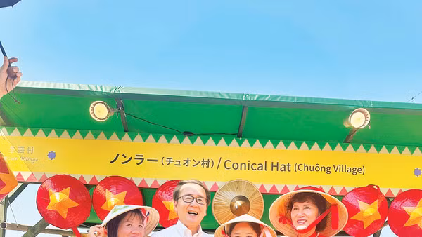 Nghệ nhân Phạm Thị Vấn (ngoài cùng bên trái) và con gái Lê Thị Thu Hà (thứ ba từ trái sang) trong một lần giới thiệu sản phẩm tại cảng Takamatsu, với Thống đốc tỉnh Kagawa, Nhật Bản (thứ hai từ trái sang).