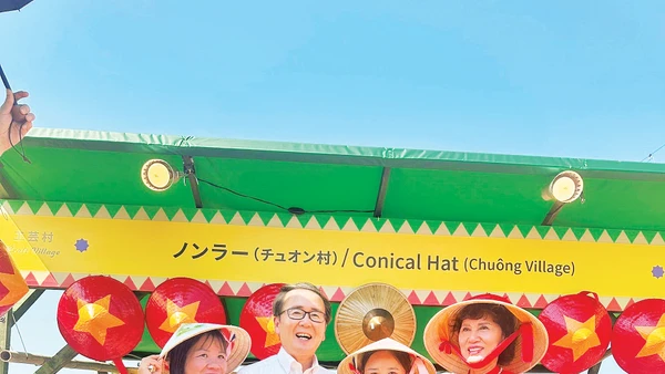 Nghệ nhân Phạm Thị Vấn (ngoài cùng bên trái) và con gái Lê Thị Thu Hà (thứ ba từ trái sang) trong một lần giới thiệu sản phẩm tại cảng Takamatsu, với Thống đốc tỉnh Kagawa, Nhật Bản (thứ hai từ trái sang).