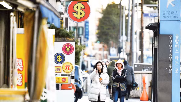 Vỉa hè ở thành phố Seoul, Hàn Quốc, luôn được giữ sạch sẽ, thông thoáng. Ảnh: Nam Khánh