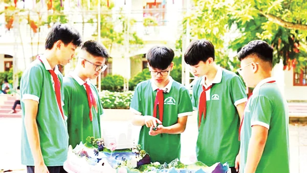 Nhóm học sinh cùng mô hình “Địa tầng Trái đất và giới thiệu Công viên địa chất toàn cầu UNESCO Non nước Cao Bằng”. Ảnh: Báo Cao Bằng 