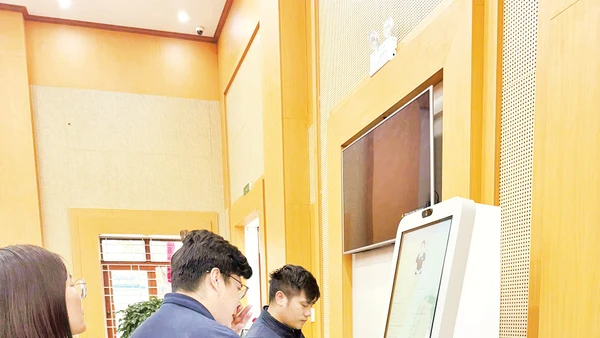 Người dân làm thủ tục hành chính qua Kiosk AI ở phường Bắc Giang. 