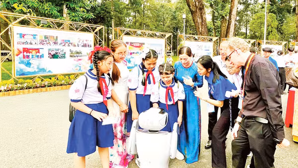 Học sinh khám phá robot AI tại triển lãm “50 năm đổi mới giáo dục: Dấu ấn thời đại - Khát vọng tương lai”, tháng 11/2025. Ảnh: Linh Anh