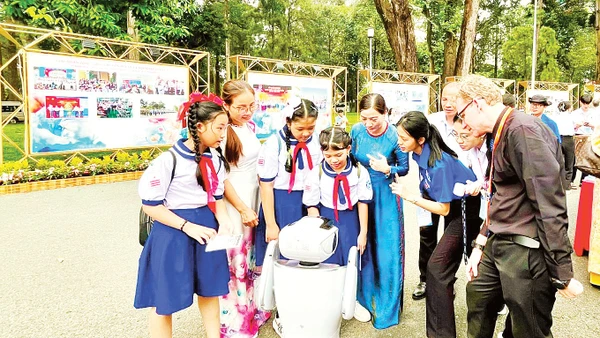 Học sinh khám phá robot AI tại triển lãm “50 năm đổi mới giáo dục: Dấu ấn thời đại - Khát vọng tương lai”, tháng 11/2025. Ảnh: Linh Anh