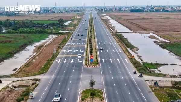 Những năm gần đây, Ninh Bình từng bước hình thành hệ thống giao thông ven biển và kết nối liên vùng quy mô lớn, với hàng loạt dự án hạ tầng trọng điểm được đầu tư đồng bộ.