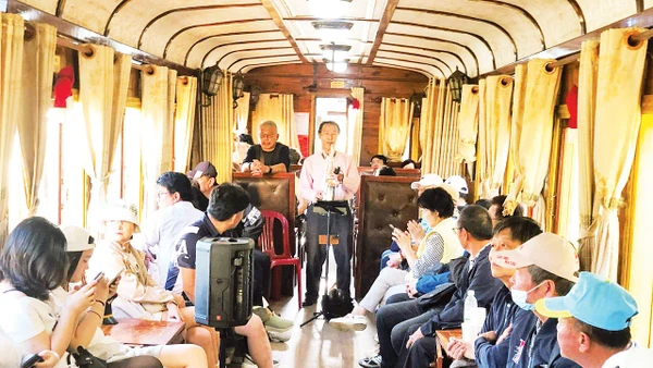 Biểu diễn văn nghệ phục vụ hành khách trên chuyến tàu Đà Lạt- Trại Mát.