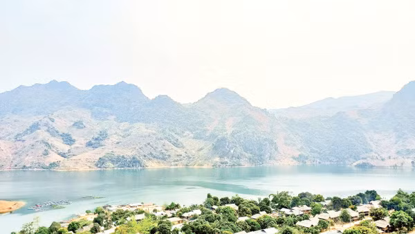 Cuộc sống mới về với Tủa Thàng.