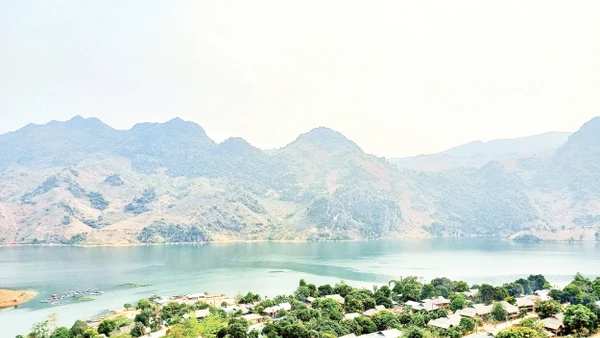 Cuộc sống mới về với Tủa Thàng.