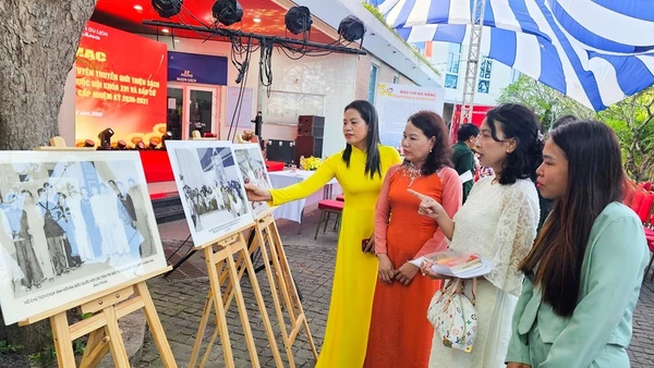 Các đại biểu tham quan không gian trưng bày tại lễ khai mạc