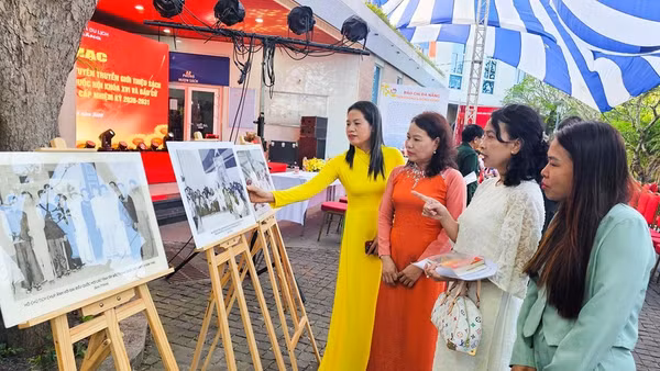 Các đại biểu tham quan không gian trưng bày tại lễ khai mạc