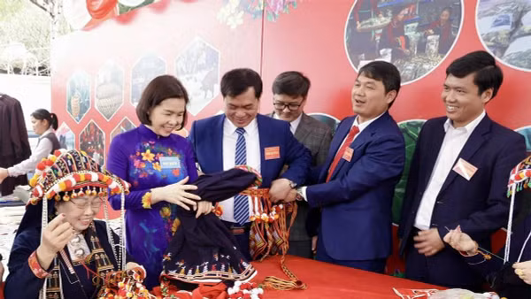 Phó Chủ tịch UBND tỉnh Phùng Thị Kim Nga và các đại biểu tham quan các khu trưng bày giới thiệu nét đẹp văn hoá, sản phẩm, món ăn đặc sắc của địa phương.