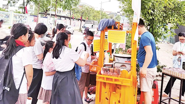 Để giải quyết tốt bài toán mưu sinh và trật tự đô thị, cần những giải pháp căn cơ của thành phố. Ảnh: Văn Học