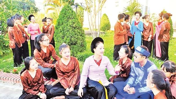 NSND Hồng Lựu (người ngồi giữa) bên các học trò. 