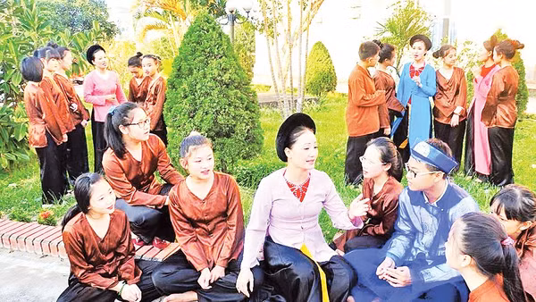 NSND Hồng Lựu (người ngồi giữa) bên các học trò. 