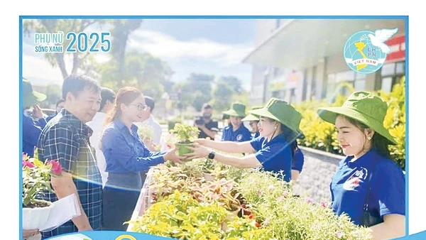 Hình ảnh trong một chương trình truyền thông chống rác thải nhựa, với hoạt động đổi rác nhựa lấy cây xanh tại tỉnh Thanh Hóa. Nguồn: Fanpage Phụ nữ sống xanh