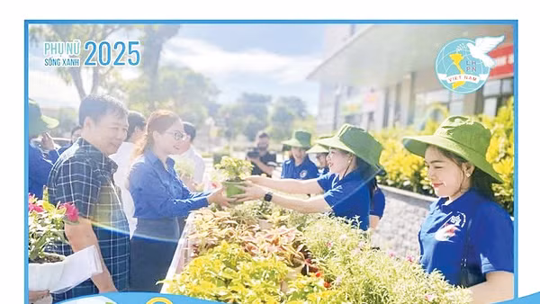 Hình ảnh trong một chương trình truyền thông chống rác thải nhựa, với hoạt động đổi rác nhựa lấy cây xanh tại tỉnh Thanh Hóa. Nguồn: Fanpage Phụ nữ sống xanh