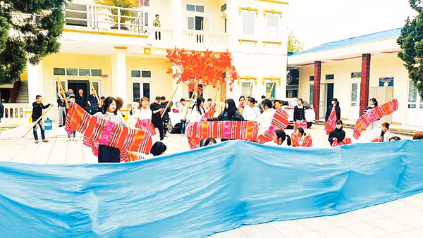 Các bạn trẻ xã Bản Bo tập văn nghệ để biểu diễn tại Lễ hội. (Nguồn: Trang thông tin điện tử Xã Bản Bo)