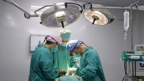 Các bác sỹ Bệnh viện Trung ương Huế và Đoàn phẫu thuật thiện nguyện Interplast phẫu thuật miễn phí cho các bệnh nhi có dị tật khe hở môi, vòm miệng.