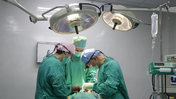 Các bác sỹ Bệnh viện Trung ương Huế và Đoàn phẫu thuật thiện nguyện Interplast phẫu thuật miễn phí cho các bệnh nhi có dị tật khe hở môi, vòm miệng.