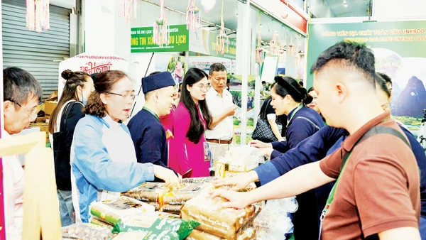 Nông sản Cao Bằng được giới thiệu tại hội chợ du lịch. Ảnh: Hải Nam 