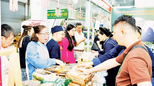 Nông sản Cao Bằng được giới thiệu tại hội chợ du lịch. Ảnh: Hải Nam 